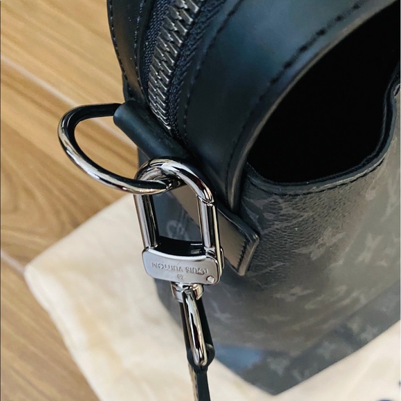 Men's Louis Vuitton Eclipse Explorer Travel Bag - Picture 3 of 6